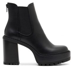 Botki Nine West. Czarne botki damskie Nine West, bez obcasa, na słupku, bez zapięcia. Za 299.99 zł.