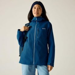 Kurtka turystyczna przeciwdeszczowa damska Birchdale wodoodporna. Niebieskie kurtki przeciwdeszczowe damskie Regatta, bez kaptura. W wyprzedaży za 299.99 zł.