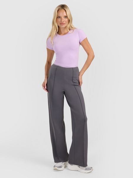 4F Spodnie dresowe z prostymi nogawkami damskie - szare L. Szare spodnie dresowe damskie 4f, l, bez wzorów, z dresówki. Za 189.99 zł.
