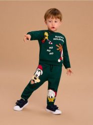 Komplet: bluza i spodnie Mickey Mouse - zielony. Zielone bluzy i bluzki niemowlęce Sinsay, bez wzorów, bez ramiączek, bez kaptura. Za 29.99 zł.