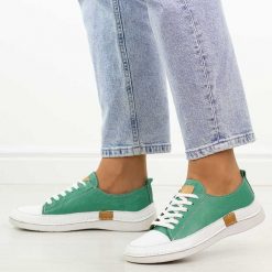 Zielone skórzane półbuty damskie T.Sokolski 8260. Zielone półbuty damskie Sokolski, bez wzorów, z jeansu, eleganckie, z okrągłym noskiem, bez obcasa, na płaskiej podeszwie. Za 299.00 zł.
