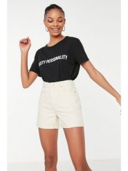 Trendyol Szorty w kolorze kremowym rozmiar: 38. Brązowe szorty damskie Trendyol, bez wzorów, klasyczne, z podwyższonym stanem. Za 56.66 zł.