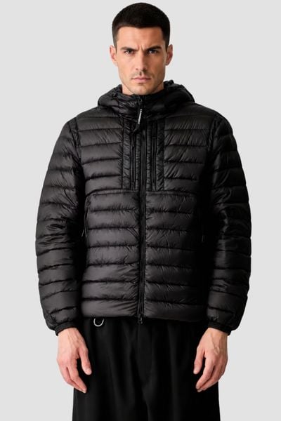 C.P. COMPANY Czarna męska kurtka puchowa MEDIUM JACKET, Rozmiar L. Czarne kurtki męskie C.P. Company, l, bez wzorów, z puchu, klasyczne, bez kaptura. Za 2,499.00 zł.