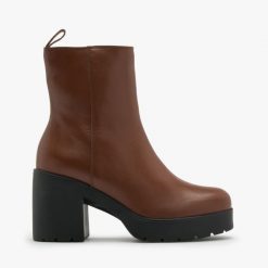Brązowe botki na masywnym obcasie JOANNA. Brązowe botki damskie RKO, z gumy, bez obcasa, na obcasie, bez zapięcia. W wyprzedaży za 199.99 zł.