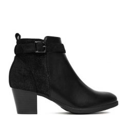 Botki Clara Barson. Czarne botki damskie Clara Barson, bez obcasa, na słupku, bez zapięcia. Za 139.99 zł.