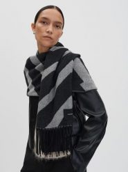 Someday Szal "Blenie" w kolorze czarno-szarym rozmiar: onesize. Czarne szaliki i kominy damskie Someday, bez wzorów, z materiału. Za 52.99 zł.