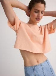 Krótki t-shirt - jasnopomarańczowy. Brązowe t-shirty damskie Reserved, l, bez wzorów, z bawełny, bez kołnierzyka. W wyprzedaży za 25.99 zł.