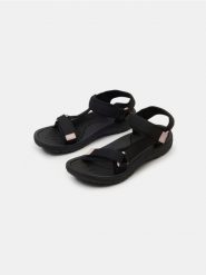 Sandały w sportowym stylu - czarny. Czarne sandały damskie Sinsay, bez wzorów, bez obcasa. Za 49.99 zł.