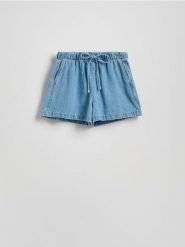 Jeansowe szorty z wiązaniem - niebieski. Niebieskie szorty damskie Reserved, bez wzorów, z denimu. Za 79.99 zł.