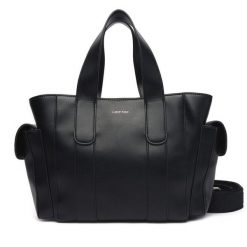 Torebka Calvin Klein. Czarne torebki klasyczne damskie CALVIN KLEIN, bez wzorów, bez dodatków. Za 449.99 zł.