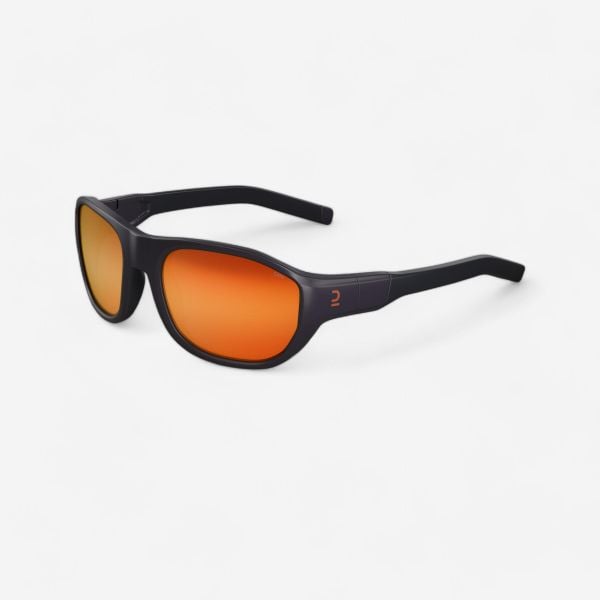 Okulary przeciwsłoneczne turystyczne dla dzieci MH T500, 6-10 lat, kat. 4. Brązowe okulary przeciwsłoneczne dziecięce Decathlon. Za 49.99 zł.