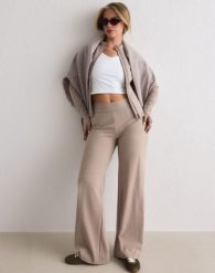 Damskie spodnie ultramiękkie, proste nogawki, wysoki stan Sense ciemny beż. Brązowe spodnie sportowe damskie Aim'n, l, z elastanu, na fitness i siłownię. Za 339.00 zł.