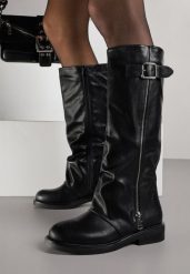 Czarne Kozaki Typu Bikery Ozdobione Suwakiem i Klamrą Linvera. Czarne kozaki damskie Born2be, z jeansu, bez obcasa, na płaskiej podeszwie. Za 179.99 zł.