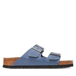 Klapki Birkenstock. Niebieskie klapki damskie Birkenstock, bez wzorów, bez obcasa. Za 439.99 zł.