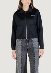 Bluza Kobieta GUESS ACTIVE CARLA CROP ZIP JACKET. Czarne bluzy bez kaptura damskie Guess Active, l, z aplikacjami, z jeansu, bez ramiączek, bez kaptura. Za 471.05 zł.