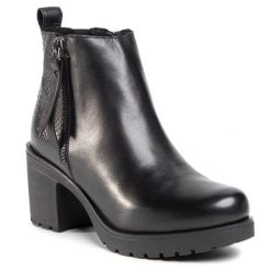 Botki Lasocki. Czarne botki damskie Lasocki, bez obcasa, na słupku, bez zapięcia. Za 124.99 zł.