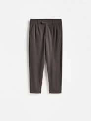 Spodnie chino slim - zielony. Zielone spodnie materiałowe męskie Reserved, bez wzorów, z wiskozy. Za 129.99 zł.