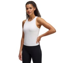 Damski tank top z wysokim dekoltem Under Armour Motion. Białe topy damskie Under Armour, m, bez wzorów, z dzianiny, bez ramiączek. Za 191.55 zł.