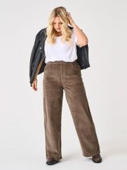 ONLY Carmakoma Spodnie sztruksowe w kolorze jasnobrązowym rozmiar: 42/L32. Brązowe spodnie materiałowe damskie Only Carmakoma, bez wzorów, z materiału, klasyczne. Za 143.90 zł.