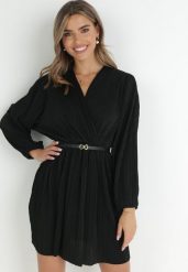 Czarna Sukienka Plisowana z Paskiem i Metalicznym Efektem Nihie. Czarne sukienki damskie Born2be, na co dzień, l, bez wzorów, z materiału, eleganckie, bez kołnierzyka, bez ramiączek, mini, proste. W wyprzedaży za 159.99 zł.