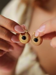 L'Atelier de Gaia Pozłacane kolczyki z onyksami rozmiar: onesize. Czarne kolczyki damskie L'Atelier de Gaia, z onyksem, pozłacane. Za 108.74 zł.