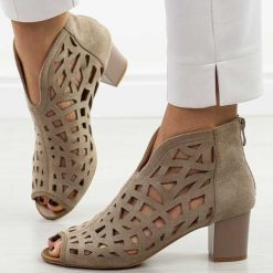 J. Brązowe sandały damskie na obcasie z zakrytą piętą M.Daszyński 1954-15. Brązowe sandały damskie M.Daszyński, w ażurowe wzory, z zamszu, bez obcasa, na obcasie. W wyprzedaży za 152.15 zł.