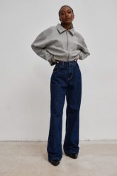 Spodnie jeansowe z szerokimi nogawkami w kolorze NAVY BLUE- MANHATTAN. Niebieskie spodnie materiałowe damskie Marsala, z aplikacjami, z denimu, casualowe. Za 459.90 zł.