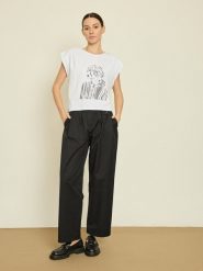 BGN Koszulka w kolorze białym rozmiar: 34. Białe bluzki damskie BGN, bez wzorów, bez kołnierzyka, bez ramiączek. Za 56.99 zł.