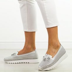 Białe ażurowe skórzane półbuty damskie Dia 631. Białe półbuty damskie DiA, w ażurowe wzory, ze skóry, eleganckie, bez obcasa. W wyprzedaży za 155.35 zł.