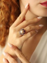 Pierres delicates Pozłacany pierścionek z perłą i ametystami rozmiar: onesize. Różowe pierścionki damskie Pierres delicates, z ametystem, pozłacane. Za 43.99 zł.