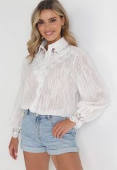 Biała Koszula z Koronką i Metaliczną Nitką Maikia. Białe koszule damskie Born2be, m, z aplikacjami, z koronki, eleganckie, bez kołnierzyka, bez ramiączek. Za 69.99 zł.