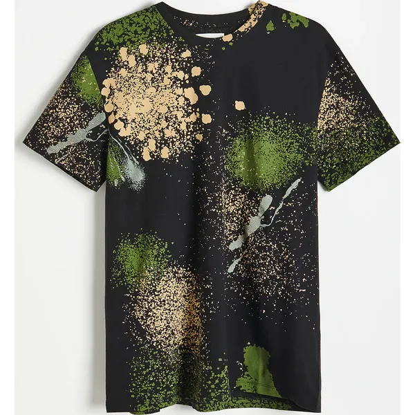 T-shirt regular z nadrukiem allover - czarny. Czarne t-shirty męskie Reserved, l, bez wzorów, z bawełny, bez kołnierzyka. Za 59.99 zł.