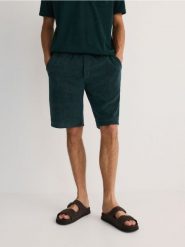 Dresowe szorty jogger - ciemnozielony. Zielone szorty męskie Reserved, z bawełny, bez kołnierzyka. W wyprzedaży za 69.99 zł.