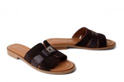 Artiker Relaks 58C2128 BROWN SUEDE, klapki damskie. Brązowe klapki damskie Artiker Relaks, bez wzorów, z nubiku, bez obcasa, na płaskiej podeszwie. Za 194.90 zł.
