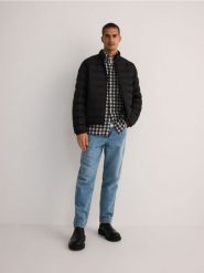 Koszula regular z dodatkiem lnu - czarny. Czarne koszule męskie Reserved, l, bez wzorów, z bawełny, bez kołnierzyka, bez ramiączek. W wyprzedaży za 79.99 zł.