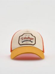 Czapka trucker z naszywką - miedziany. Brązowe czapki męskie Reserved, z aplikacjami. W wyprzedaży za 45.99 zł.