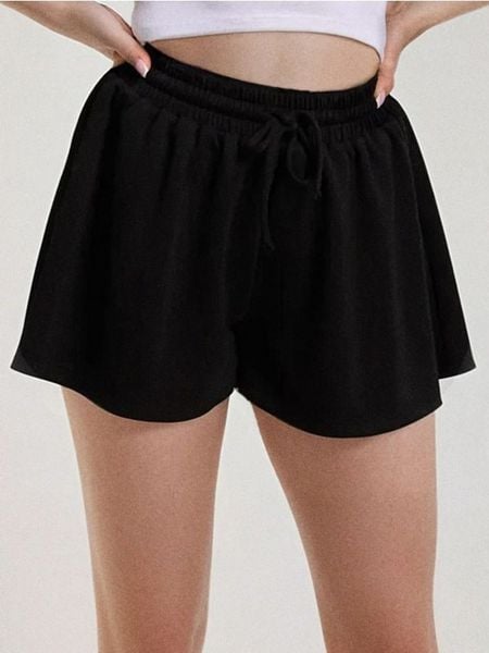 Szorty dresowe z luźnymi nogawkami soft touch - czarny. Czarne szorty damskie Sinsay, bez wzorów, z dresówki. W wyprzedaży za 17.99 zł.