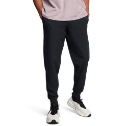 Under Armour SPORTSWEAR WVN JOGGER Spodnie męskie. Czarne spodnie materiałowe męskie Under Armour, bez wzorów, z elastanu, eleganckie. Za 269.99 zł.