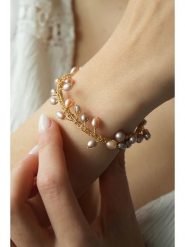 Pierres delicates Pozłacana bransoletka z perłami syntetycznymi rozmiar: onesize. Czerwone bransoletki damskie Pierres delicates, pozłacane. Za 86.99 zł.