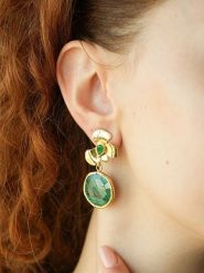 L'Atelier de Gaia Pozłacane kolczyki-wkrętki z malachitami i cyrkoniami rozmiar: onesize. Zielone kolczyki damskie L'Atelier de Gaia, z cyrkonią, pozłacane. Za 100.52 zł.