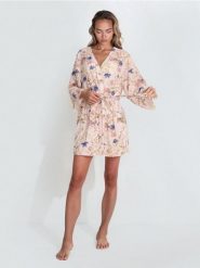 Wiskozowy szlafrok z kwiatowym wzorem i paskiem - różowy. Czerwone szlafroki damskie Sinsay, l, bez wzorów, z wiskozy. Za 59.99 zł.