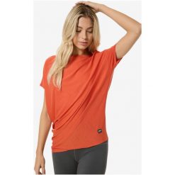 Koszulka SUPER.NATURAL W YOGA LOOSE TEE. Brązowe topy sportowe damskie Super.natural, bez wzorów, bez ramiączek. Za 349.99 zł.