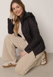 Czarna Przejściowa Kurtka Pikowana z Odpinanym Kapturem Edrelith. Czarne kurtki damskie Born2be, l, bez wzorów, z jeansu. Za 139.99 zł.