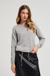 Sweter ozdobiony metaliczną nitka szary. Szare swetry klasyczne damskie MOODO, l, bez kołnierzyka. W wyprzedaży za 59.99 zł.