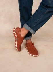 Buty sportowe damskie TBS Jazflor. Czerwone buty sportowe na co dzień damskie Tbs, bez wzorów, z materiału, trekkingowe. Za 402.50 zł.
