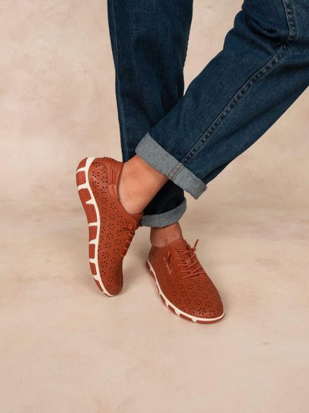 Buty sportowe damskie TBS Jazflor. Czerwone buty sportowe na co dzień damskie Tbs, bez wzorów, z materiału, trekkingowe. Za 402.50 zł.