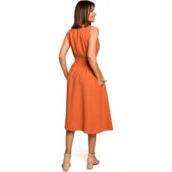 Sukienka rozkloszowana z dekoltem V i zaznaczoną talią na lato. Sukienki damskie Sukienki.shop, na co dzień, na lato, s, bez wzorów, z materiału, bez kołnierzyka, bez ramiączek, rozkloszowane. Za 309.00 zł.
