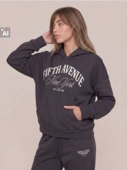 Dresowa bluza hoodie loose fit z napisem - szary. Szare bluzy bez kaptura damskie Sinsay, l, bez wzorów, z dresówki, bez ramiączek, bez kaptura. Za 39.99 zł.