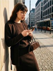 Sweter z domieszką wełny - brązowy. Brązowe swetry klasyczne damskie Sinsay, l, z wełny, bez kołnierzyka. Za 45.99 zł.