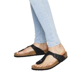 Damskie Skórzane Klapki Gizeh Olejowane. Czarne klapki damskie Birkenstock, bez wzorów, z materiału, bez obcasa, na słupku. Za 369.00 zł.